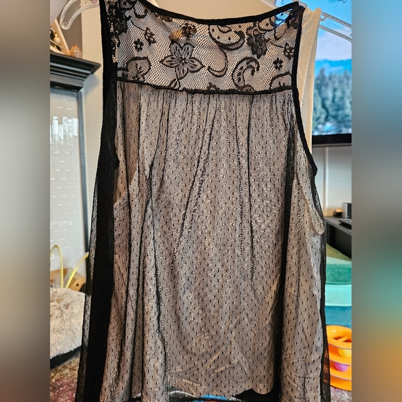 Urban Day black V-neck tank top with lace back size Medium - Picture 2 of 2